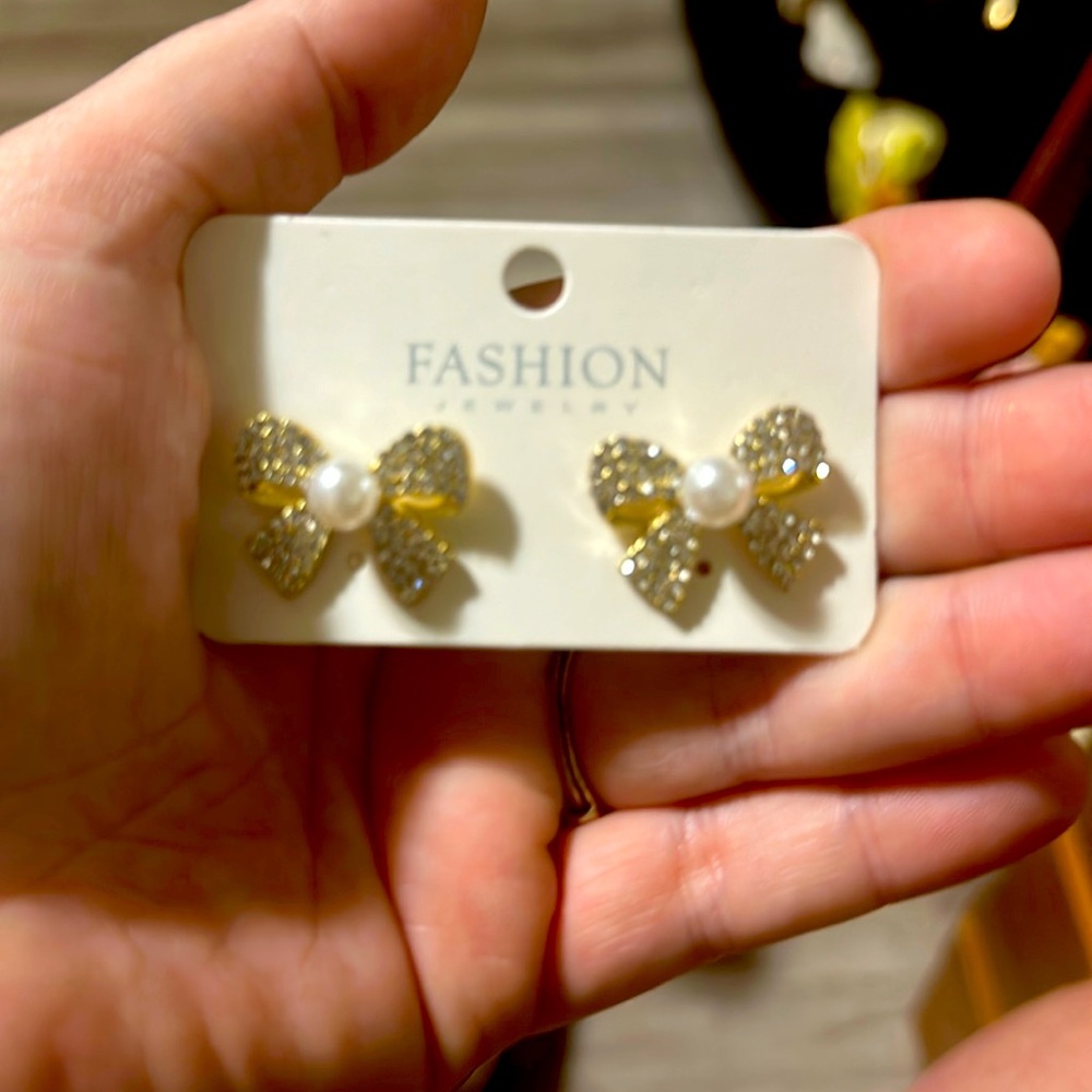 Faux Pearl Bow Earrings New